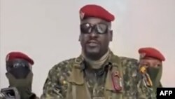 军队消息人士提供给法新社的视频截图显示几内亚陆军上校敦布亚发表讲话宣布政变并解散国民议会。(2021年9月5日)