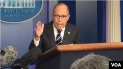 白宫首席经济顾问,国家经济委员会主席库德洛发表谈话(美国之音黄耀毅拍摄)