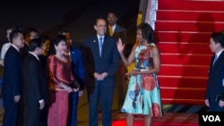 Michelle Obama arrived at Siem Reap International Airport. She was greeted by Cambodia first lady Bun Ranny Hun Sen, Education Minister Hang Chuon Naron, and the U.S ambassador. (Photo: Neou Vannarin for VOA)