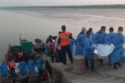 Petugas penyelamat membawa mayat korban kecelakaan kapal terbalik di Teknaf, 11 Februari 2020. Sedikitnya 15 pengungsi Rohingya dilaporkan tewas akibat kapal terbalik di lepas pantai Bangladesh (11/2).