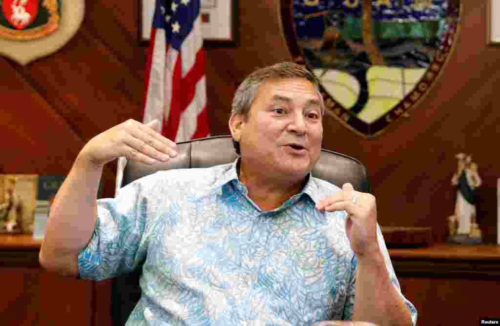 关岛总督卡尔沃接受媒体采访(2017年8月10日) 。埃迪·卡尔沃接受美国之音专访时说,朝鲜的威胁令人关注,但岛上并没有惊慌失措;他觉得关岛受到充分保护,民众可以照常生活。他还鼓励国际游客继续前来关岛。他希望华盛顿领导人与日韩等盟国合作,并让中国等“既得利益者”加入努力。