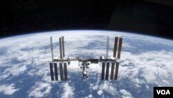 Rusia memutuskan untuk menunda penarikan krew lama dan pengiriman krew baru ke stasiun antariksa internasional.