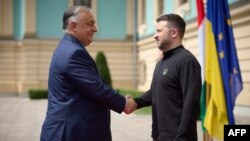 Mađarski premijer Viktor Orban rukuje se sa ukrajinskim predsjednikom Volodimirom Zelenskim tokom posjete Kijevu (Foto: Handout / UKRAINIAN PRESIDENTIAL PRESS SERVICE / AFP)