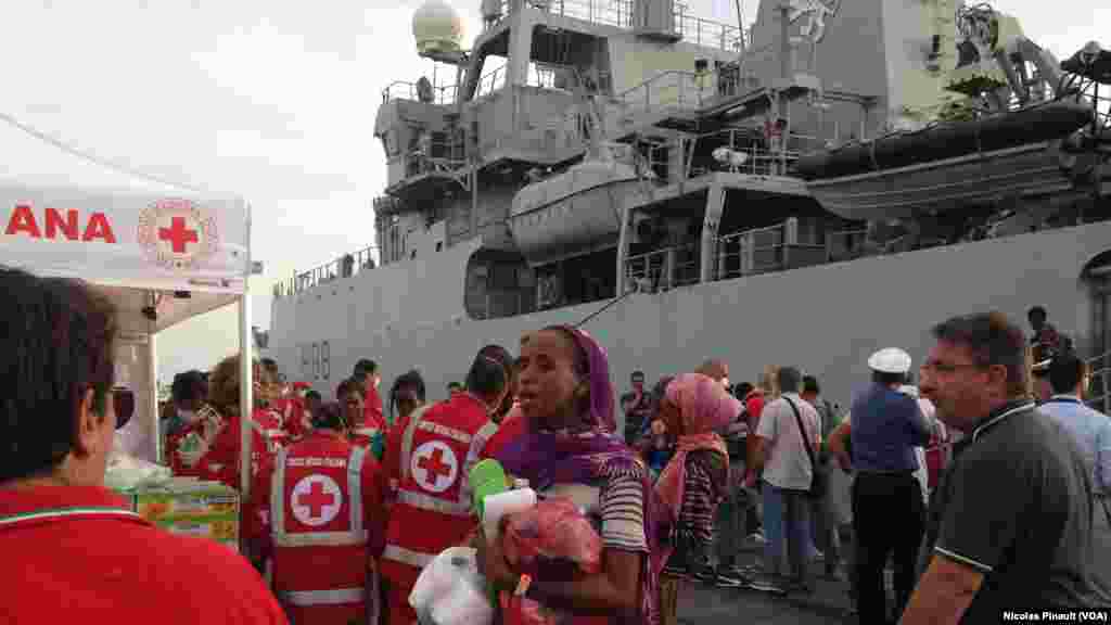 Maaikatan kungiyar agaji ta Red Cross suna kula da bakin haure a Catania, Sicily