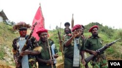 Pendukung OPM melakukan upacara bendera di Panjai, Papua tahun 2008 lalu. Status Otonomi yang diberikan pada Papua belum mampu menyelesaikan persoalan pemberontakan di sana (foto:dok).