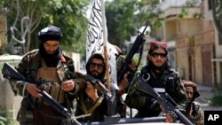 Pejuang Taliban mengibarkan bendera mereka saat berpatroli di Kabul, Afghanistan, 19 Agustus 2021. (Foto: AP)