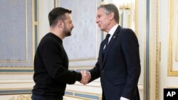 Američki državni sekretar Entoni Blinken rukuje se sa ukrajinskim predsednikom Volodimirom Zelenskim tokom posete Kijevu (Foto: Brendan Smialowski/Pool Photo via AP)