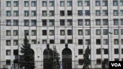 习近平星期六访问了俄罗斯国防部，并参观了作战指挥中心。（美国之音白桦拍摄）