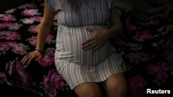 Nancy Pedroza, 27 tahun, yang sedang hamil di rumah orang tuanya di Forth Worth Texas, di tengah pandemi virus corona, 5 April 2020. (Foto: Reuters)