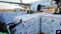 미국이 국제 백신 공급 프로젝트 '코백스(COVAX)'를 통해 제공한 신종 코로나바이러스 백신이 케냐에 도착하고 있다. (자료사진)