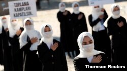 Para perempuan etnis Uighur melakukan protes menentang penindasan China di Xinjiang, dalam aksi di Istanbul, Turki (foto: dok). 