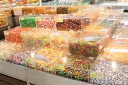 Produk UMKM yang dijual di pusat perbelanjaan modern di Surabaya (Foto: VOA/ Petrus Riski)