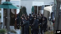 Polisi tiba di gerbang kediaman kepresidenan ketika para pendukung Presiden Korea Selatan yang dimakzulkan, Yoon Suk Yeol, berdemo memprotes keluarnya surat penahanan Yoon, di Seoul, Korea Selatan, Jumat, 3 Januari 2025. (Foto: Lee Jin-man/AP Photo)