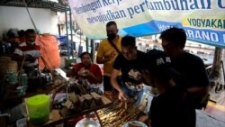 Pelanggan kopi angkringan Lik Man. (Foto: VOA/Indra Yoga)