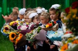 iswa kelas satu berkumpul menandai dimulainya tahun ajaran baru. Sekolah dibuka kembali setelah liburan musim panas dan lockdown karena wabah Covid-19, di Moskow, Rusia 1 September 2020. (Foto: Reuters)