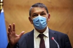 Philippe Lazzarini, Komisaris Jenderal Badan Bantuan dan Pekerjaan PBB untuk Pengungsi Palestina di Timur Dekat (UNRWA) dalam konferensi pers bersama dengan Menteri Luar Negeri Yordania Ayman Safadi, di Amman, Yordania, 12 Desember 2020. (REUTERS/Muhammad Hamed)