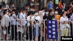 江苏省南京市民排队接受新冠病毒核酸检测。（2021年7月21日）