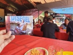 Pagar gereja GKI Yasmin, tempat Ivan dulu bernyanyi, kini menjadi tempat jualan ayam goreng. Gereja kini terbengkalaui dan dipenuhi tanaman liar. (Foto: VOA/Rio Tuasikal)