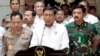 Menteri Polhukam Wiranto (tengah) didampingi Kapolri Tito Karnavian (kiri) dan Kasau Hadi Tjahjanto (kanan), memberikan keterangan kepada media dalam konferensi pers di Jakarta, 18 April 2019. 
