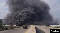 2025년 3월 7일 시리아 라타키아에서 축출된 바샤르 알 아사드 지지 세력이 일으킨 반란을 진압하기 위해 시리아 군인들이 이동하고 있다.