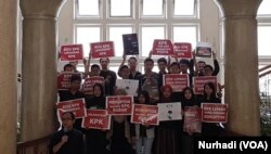 Berbagai poster dibawa mewakili aspirasi kepada Presiden. (Foto:VOA/ Nurhadi)