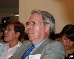 美国在台协会主席薄瑞光聆听蔡英文演说