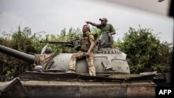 Des soldats des Forces armées de la RDC sur un char vers Sake, à 25 km de Goma, le 23 janvier 2025.