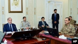 2024年3月27日，在一起针对中国公民的自杀式爆炸事件后，巴基斯坦总理夏巴兹·谢里夫(左)在于一场国安高级别会议上发表讲话。(巴基斯坦总理办公室提供)