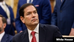 2025年8月18日,唐纳德·特朗普总统在白宫椭圆形办公室会见乌克兰总统弗拉基米尔·泽连斯基时,国务卿马尔科·卢比奥正在听取记者的提问。