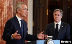 Sekjen NATO Jens Stoltenberg (kiri) berbicara dalam konferensi pers bersama Menlu AS Antony Blinken di Washington, DC Rabu (8/2).