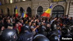 Simpatizeri Kalina Đorđeskua sukobili su se sa policijom u nedelju uveče u Bukureštu (George Calin via REUTERS)