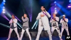 Anggota Backstreet Boys, dari kiri, Nick Carter, Howie Dorough, Kevin Richardson, Brian Littrell, dan AJ McLean tampil di KTUphoria 2018 di Jones Beach Theatre pada Sabtu, 16 Juni 2018, di Wantagh, New York. (Foto: AFP/Charles Sykes)