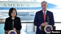 2023年4月5日，美国国会众议院议长、共和党人凯文·麦卡锡在加利福尼亚州西米谷罗纳德·里根总统图书馆与台湾总统蔡英文会晤。