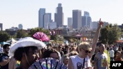 Učesnici prajda u istorijskom parku Los Anđelesa 8. juna 2024. (Foto: AFP/Etienne LAURENT)