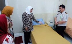 Gubernur Jawa Timur Khofifah Indar Parawansa melihat kondisi ruang isolasi sementara di Bandara Juanda (Foto:VOA/Petrus Riski).