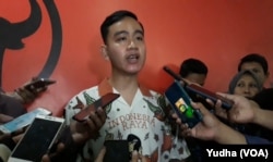 Putra Presiden Jokowi, Gibran Rakabuming Raka, saat mendatangi kantor DPC PDIP Solo, Senin (23/9). (Foto: VOA/ Yudha Satriawan)