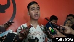 Putra Presiden Jokowi, Gibran Rakabuming Raka, saat mendatangi kantor DPC PDIP Solo, Senin (23/9). (Foto: VOA/ Yudha Satriawan)