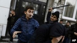 2016年11月5日伊斯坦布尔一名平民和保安人员殴打一名抗议者。