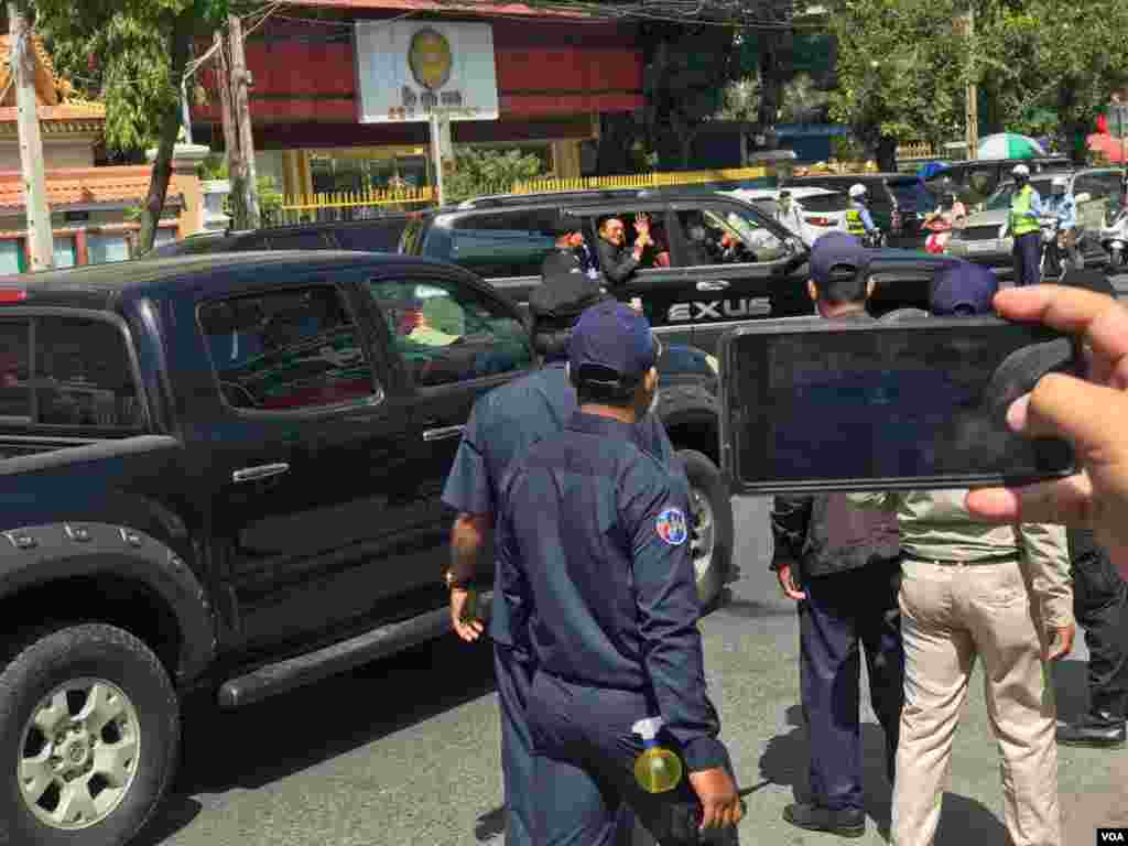 អតីត​ប្រធាន​គណបក្ស​សង្គ្រោះ​ជាតិ​លោក កឹម សុខា ចាកចេញ​ពី​សាលាដំបូង​រាជធានី​ភ្នំពេញ នៅ​ថ្ងៃទី១៩ ខែមករា ឆ្នាំ​២០២២។ (ហ៊ុល រស្មី​/វីអូអេ) 