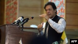 Perdana Menteri Pakistan Imran Khan berpidato di hadapan majelis legislatif di Muzaffarabad, ibu kota Kashmir yang dikuasai Pakistan pada 14 Agustus 2019, untuk merayakan Hari Kemerdekaan negara itu. (Foto: AFP)