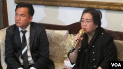 Rachmawati Soekarnoputri, yang ditangkap karena tuduhan rencana makar, dan pengacaranya Yusril Ihza Mahendra dalam jumpa pers di kediamannya di kawasan Jatipadang, Jakarta Selatan, Rabu (7/12). (Fathiyah Wardah/VOA)