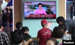 韩国首尔火车站的民众在观看朝鲜称试爆氢弹的消息。 （2017年9月3日）