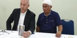 Pengacara Hambali, James Valentine dan Anggota Tim Pengacara Muslim Achmad Michdan saat menggelar konferensi pers di Jakarta, Sabtu (16/3/2019). (Foto: VOA/Sasmito)