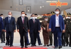 Cambodian Prime Minister Hun Sen arrives to receive a shipment of 600,0.00 doses of the coronavirus disease (COVID-19) vaccines donated by China from ambassador Wang Wentian, at the Phnom Penh International Airport, in Phnom Penh, Cambodia February 7, 2021. (REUTERS/Cindy Liu)