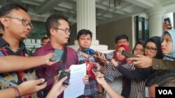 Tim advokasi Novel Baswedan (kiri) mendatangi Kementerian Sekretariat Negara, untuk menyerahkan surat kepada Presiden Jokowi terkait permohonan informasi perkembangan kasus Novel Baswedan di Jakarta, Jumat (18/10) (VOA/Ghita)