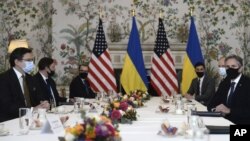 Američki državni sekretar Entoni Blinken (D) na sastanku sa ukrajinskim šefom diplomatije Dmitrom Kulebom u Briselu ( Foto: Johanna Geron, Pool via AP)