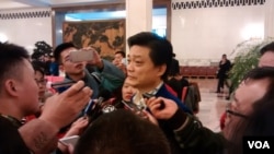 2017年3月3日下午政协大会结束后，中国全国政协委员、媒体人崔永元接受媒体采访。（艾伦拍摄）