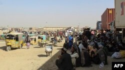 Warga Afghanistan antre di dekat penyeberangan Chaman, pintu gerbang untuk memasuki wilayah Pakistan yang ditutup (foto: dok). 