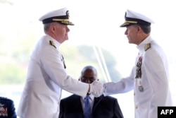 3일 하와이 호놀룰루에 있는 인도태평양사령부에서 거행된 취임식에서 새뮤얼 파파로 신임 미국 인도태평양사령관(왼쪽)과 이날 이임한 존 아퀼리노 전 사령관이 악수를 나누고 있다.