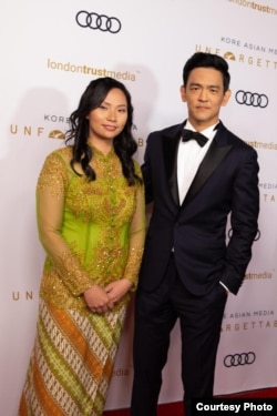 Livi Zheng bersama aktor John Cho di ajang the Unforgettable Gala (Dok: Livi Zheng)